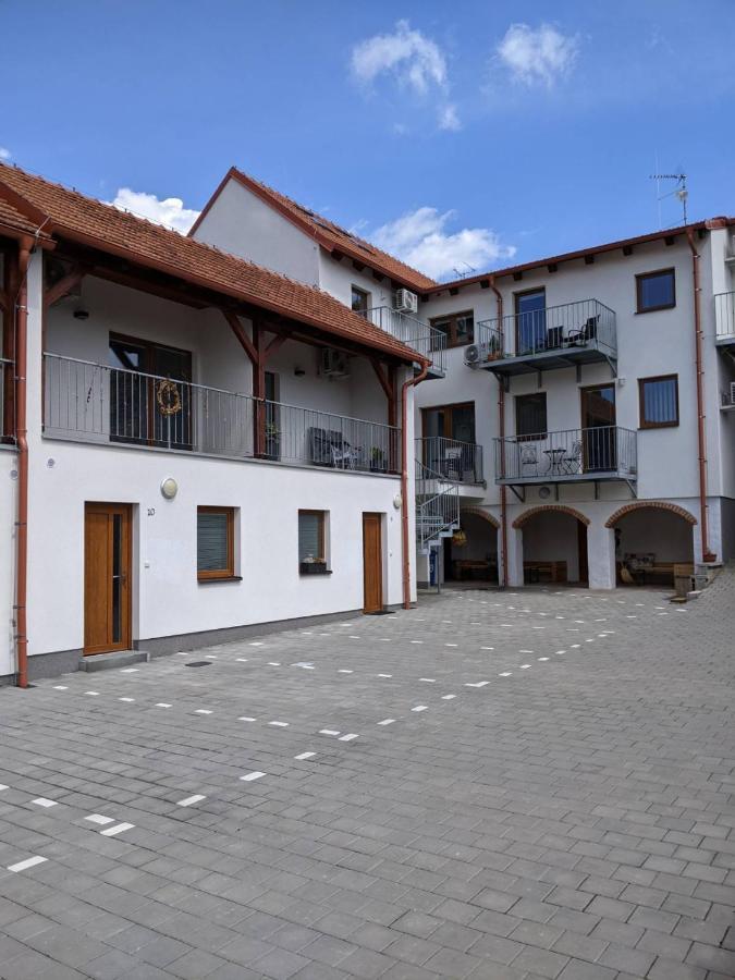 Rv Apartman Mikulov Luaran gambar